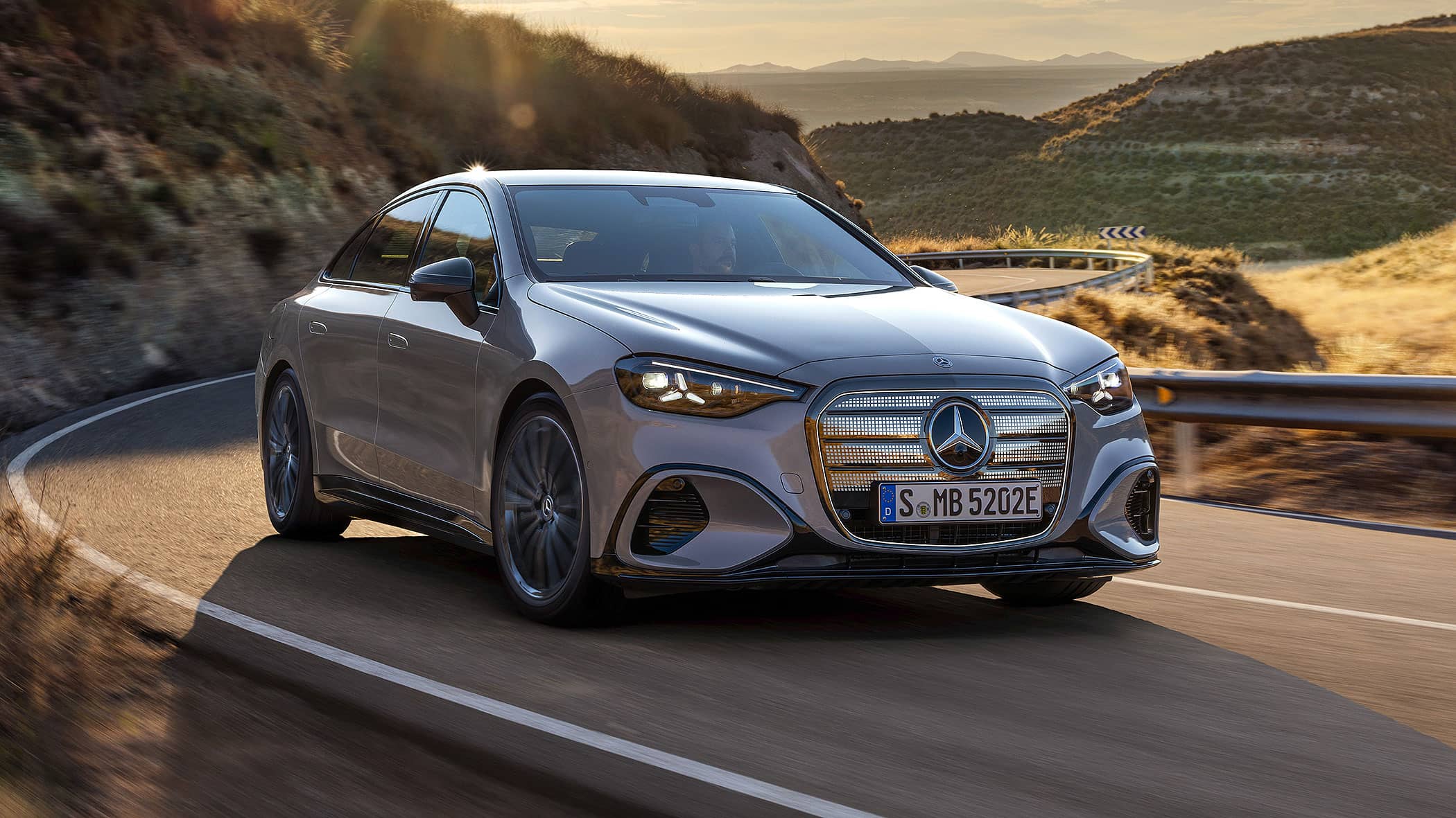 Mercedes-C400-4Matic-EQ-Mitfahrt-In-der-neuen-Elektro-C-Klasse-auf-dem-Beifahrersitz