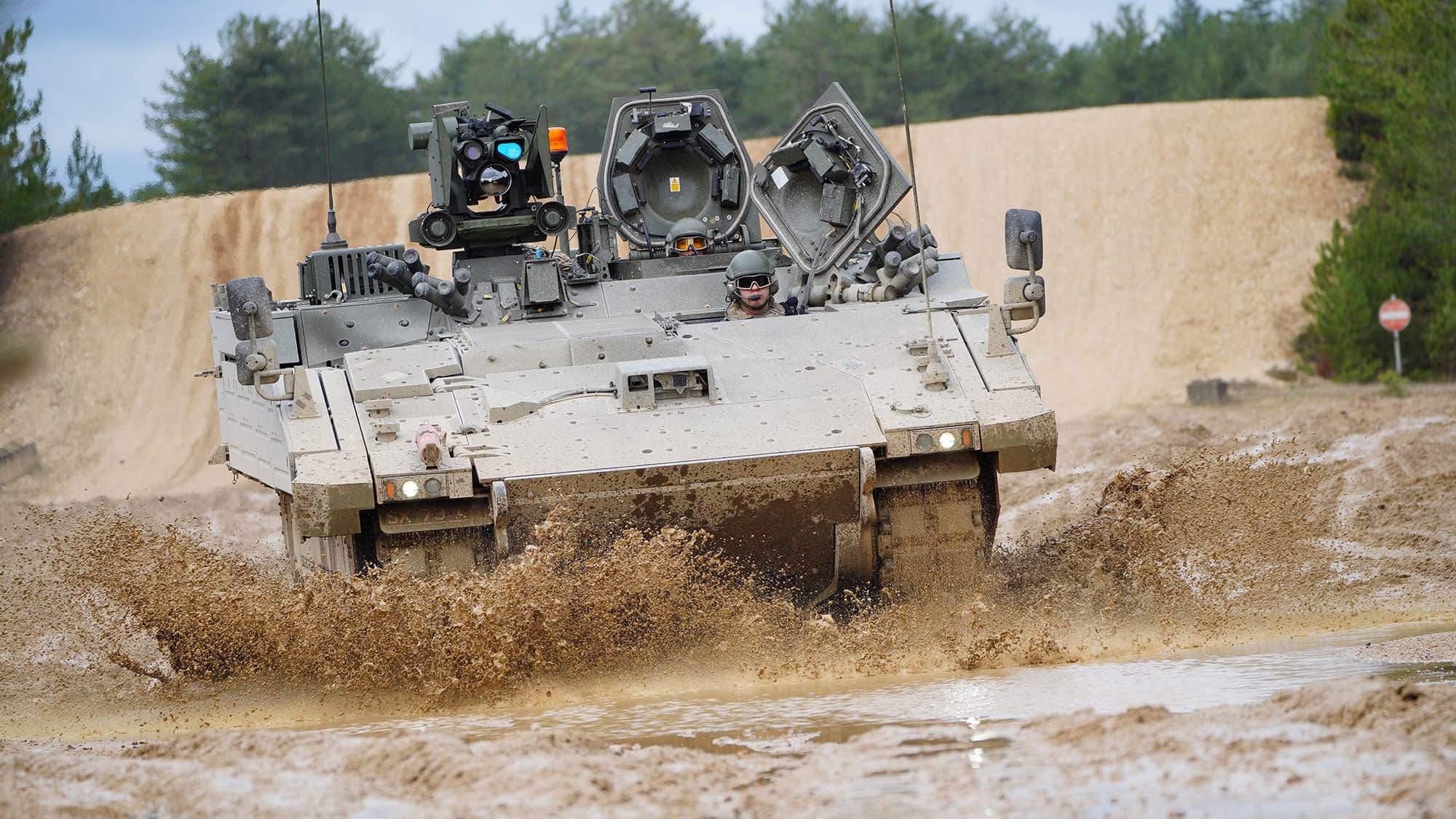 Britische-Armee-Macht-Ajax-seine-Besatzung-krank-