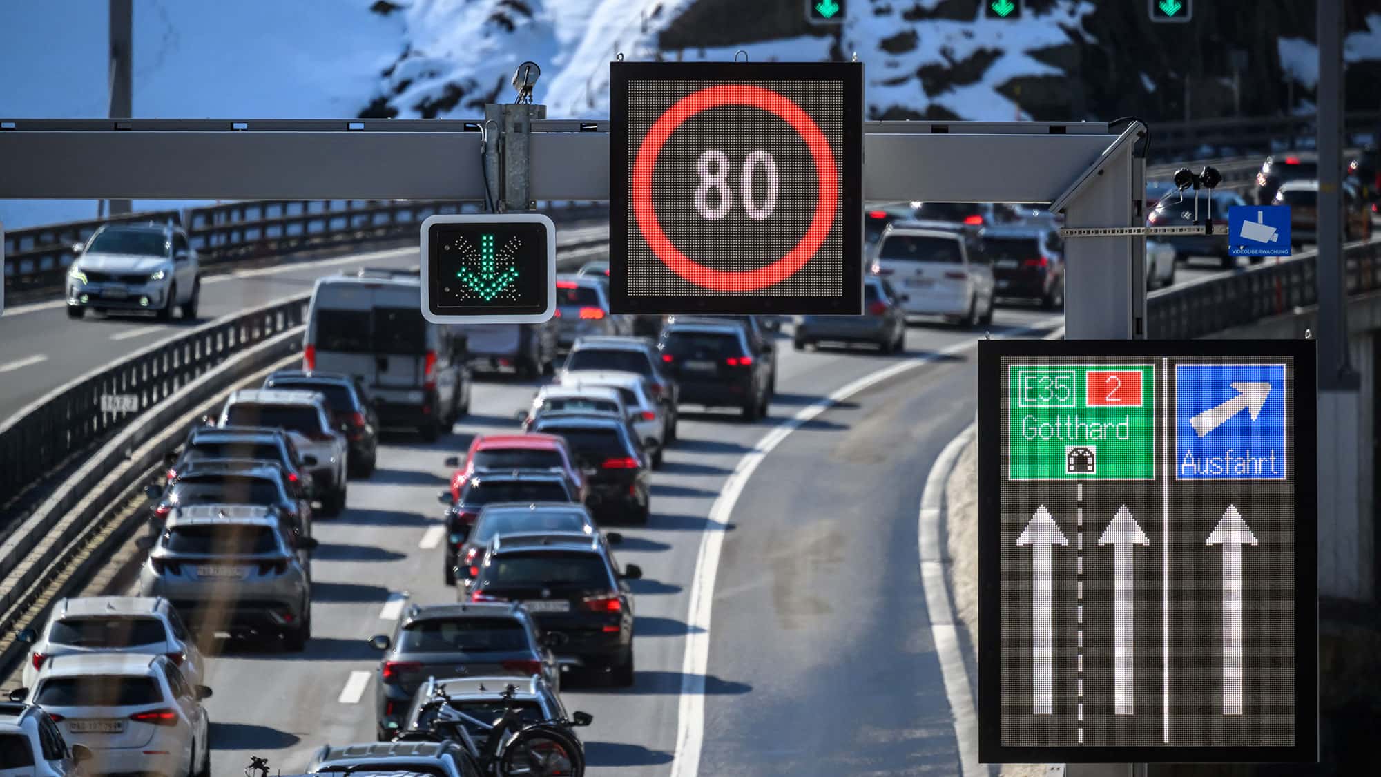 Stau-vor-dem-Gotthard-Tunnel-Auf-der-Cupra-Spur-am-Stau-vorbei