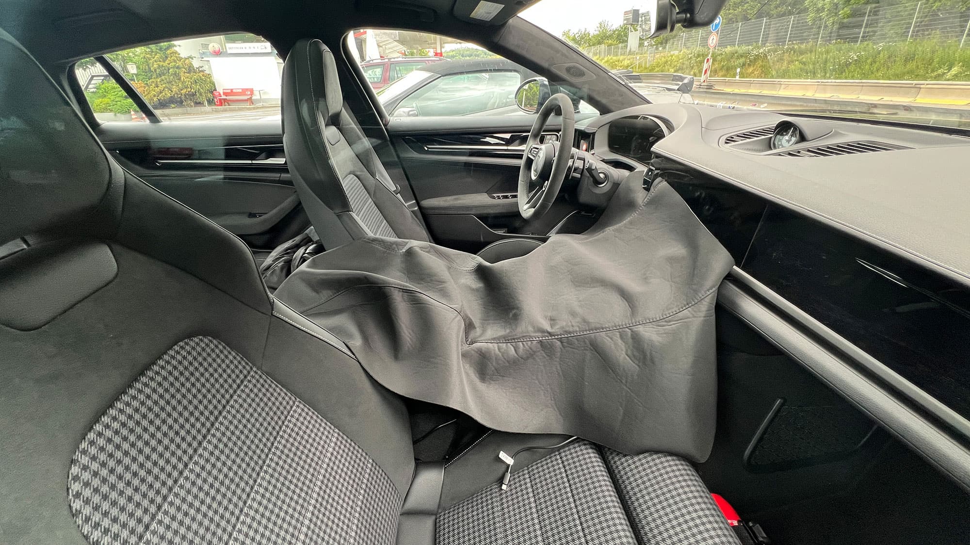 Porsche-Panamera-Facelift-erwischt-Besserer-Verbrenner-Elektro-Style-neues-Interieur