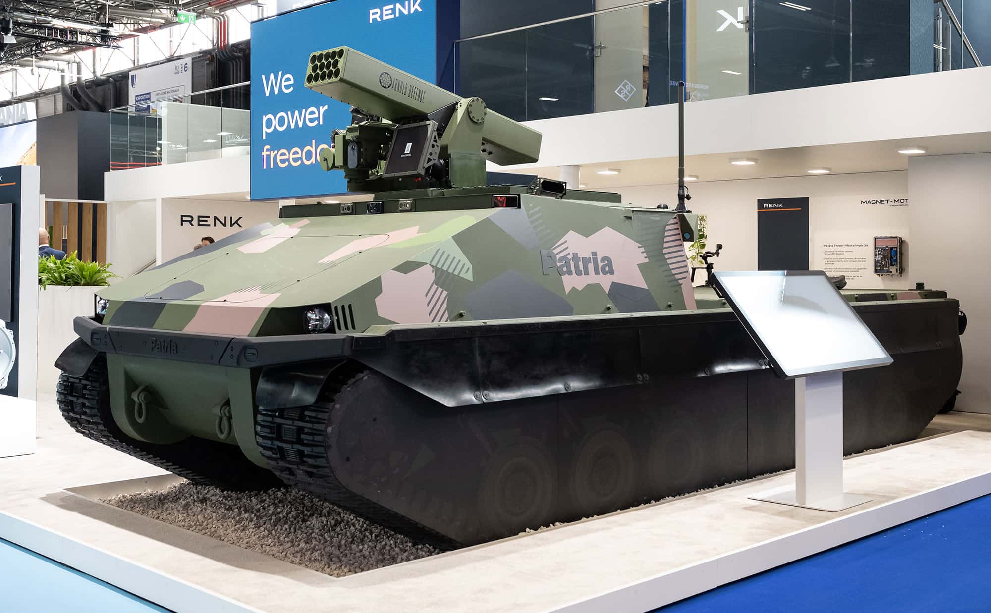 Mini-Panzer-von-Renk-und-Patria-Tonnen-schwer-ohne-Fahrer-und-schwimmen-kann-er-auch