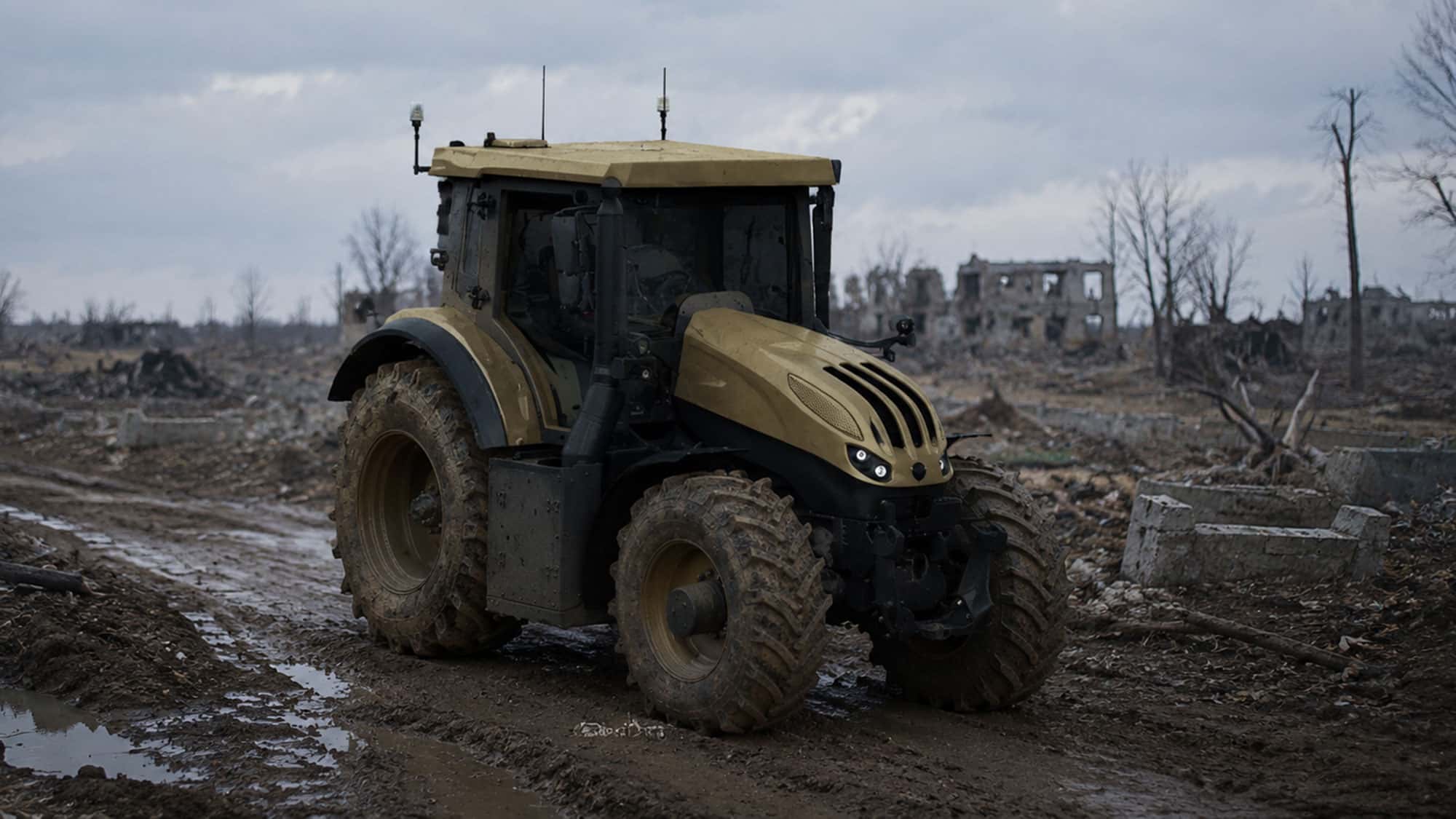 Gepanzerter-Steyr-Traktor-Der-zieht-auch-ins-gef-hrliche-Feld