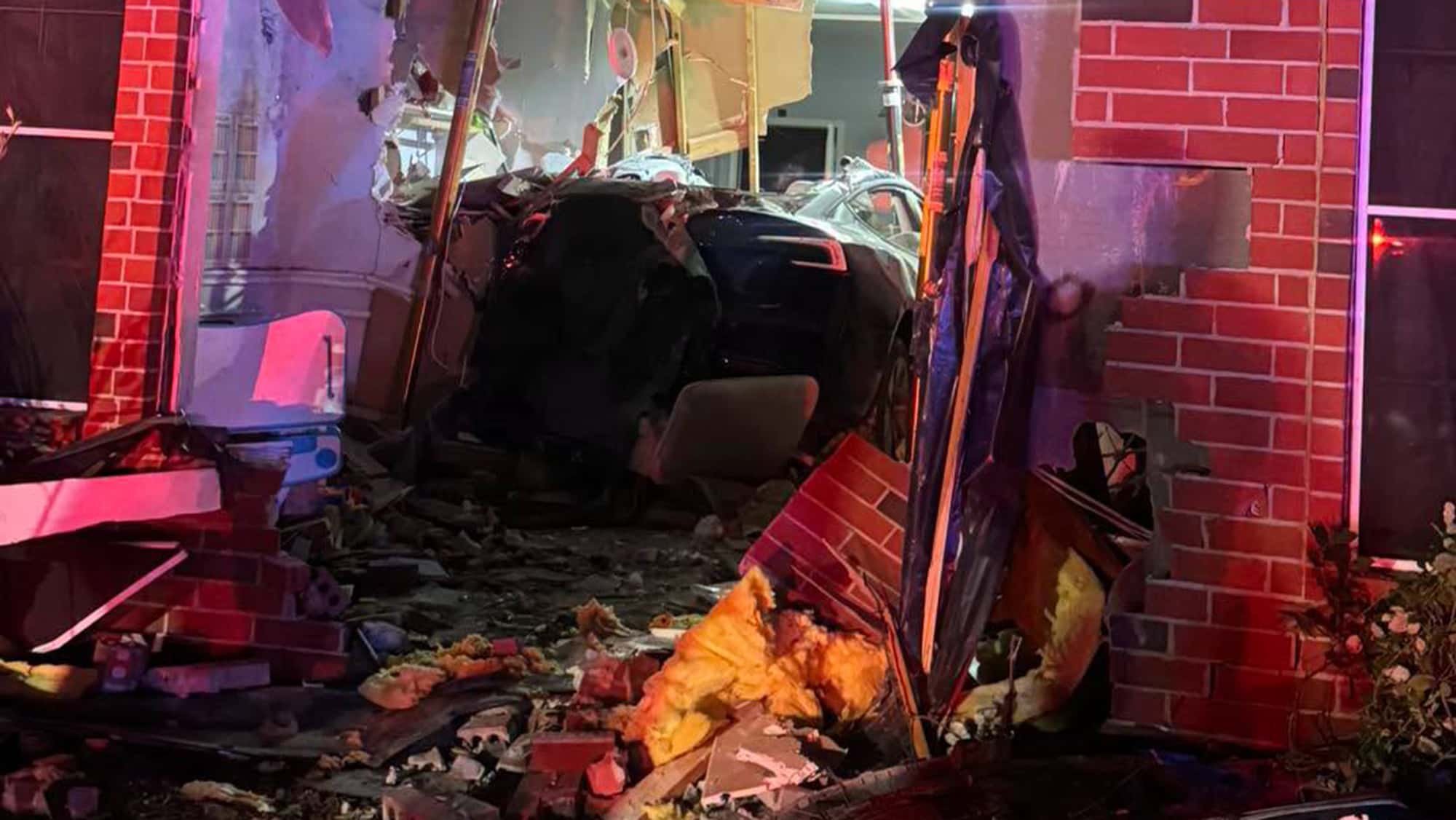 Tesla-kracht-in-Haus-Frau-stirbt-im-Wohnzimmer-Jetzt-pr-ft-auch-die-NTSB-die-Autopilot-Behauptung