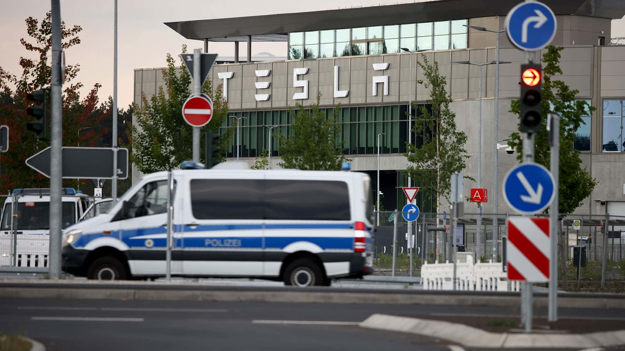 Tesla-Mitarbeiter-rasen-und-sauen-Strafzettelflut-f-r-Gr-nheide