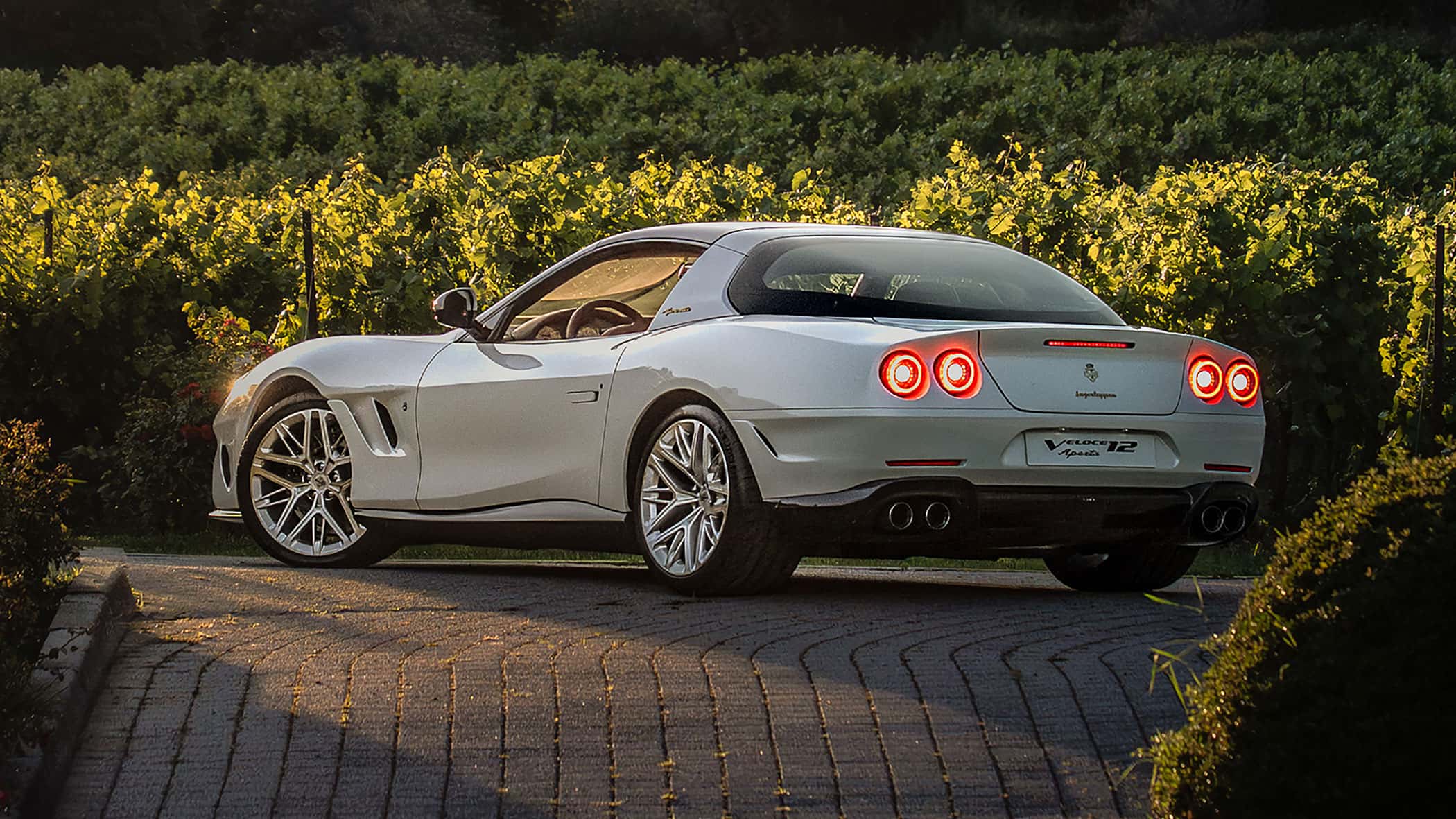 Touring-Superleggera-Veloce12-Aperta-V12-Ferrari-aufgeblasen-und-aufgeschnitten