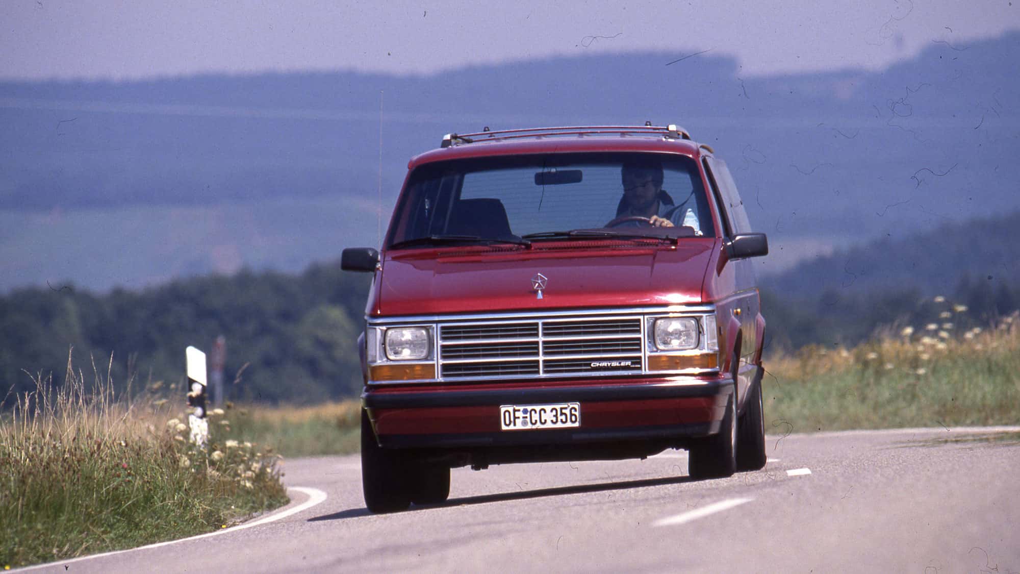 Chrysler-Voyager-von-1988-im-historischen-Test-Sieben-Sitze-auf-der-Fl-che-eines-Mercedes-190E