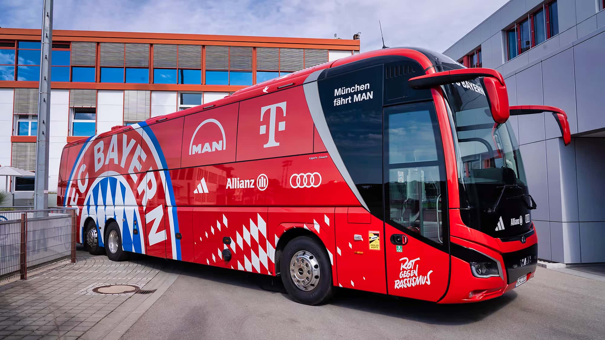 Neuer-Mannschaftsbus-f-r-den-FC-Bayern-Fu-ball-Profis-fahren-mit-520-PS-MAN-zu-den-Spielen