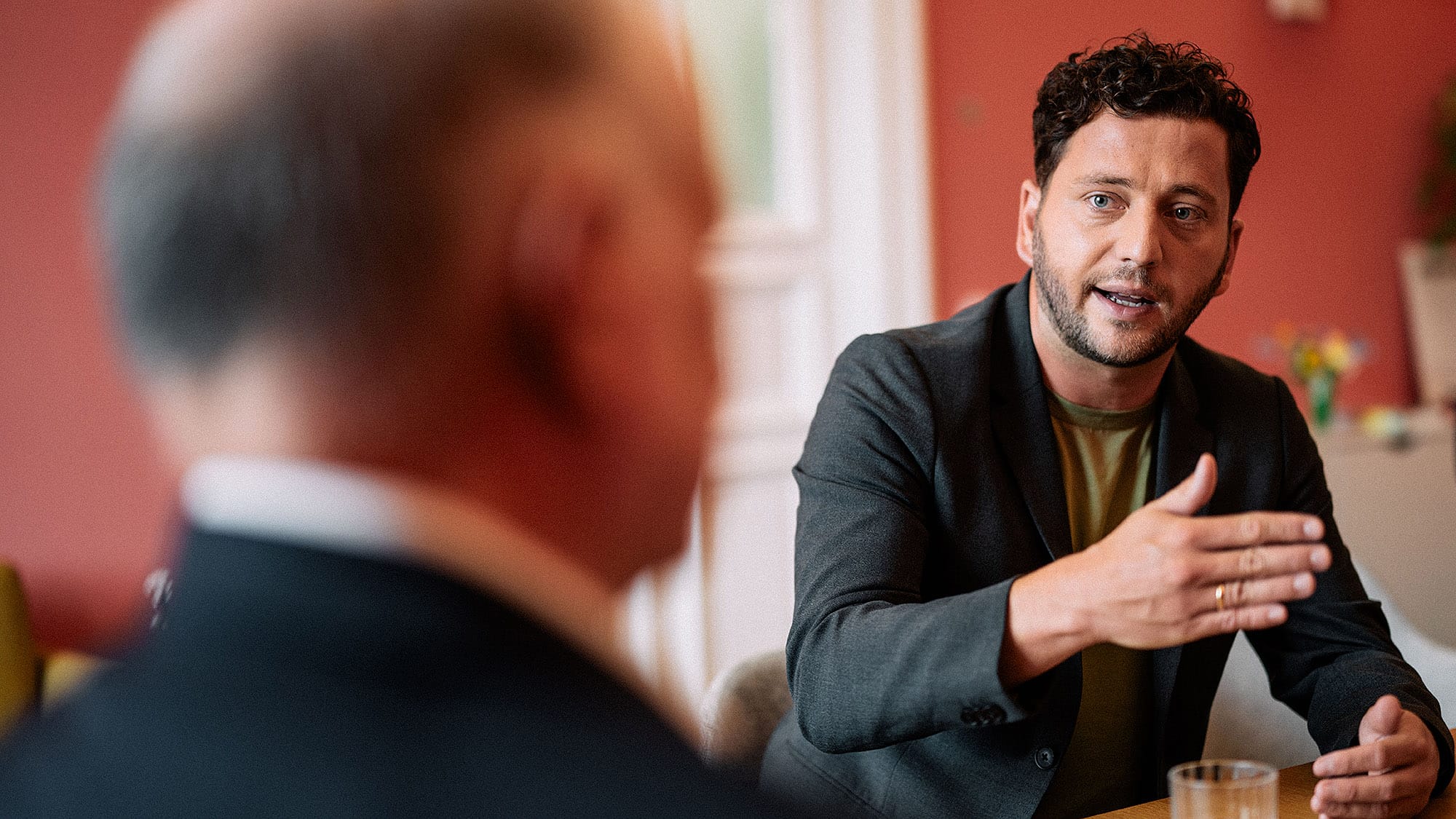 „Mir ist kein Grüner bekannt, der Autos hasst“: Grünen-Chef Felix Banaszak ...