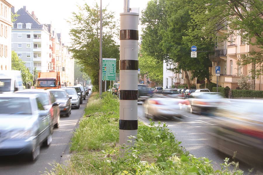 Schilderwald-in-Cannstatt-verwirrt-Autofahrer-Dieser-Blitzer-blitzt-jedes-Auto-Jedes-