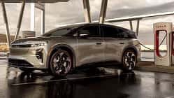 Lucid Gravity am Tesla Supercharger