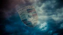 Porsche Logo dunkle Wolken