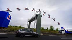 Luc Ackermann Motorrad Stunt Backflip Lkw