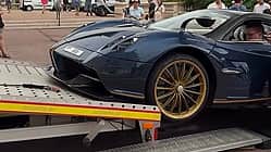 Pagani Huayra Roadster fällt vom Anhänger Unfall