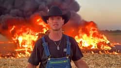 Youtuber WhistlinDiesel vor seinem brennenden Ferrari F8 Tributo (rechts) und einem ebenfalls brennenden Begleitfahrzeug.