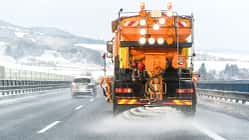 Streufahrzeug Autobahn Winterdienst