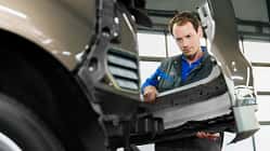 Ford Mechaniker Mechatroniker Werkstatt Ersatzteile Stoßfänger