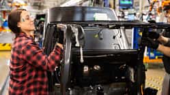 Stellantis Bandarbeiterin USA Produktion Werk