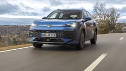 VW T-Roc eTSI, Volkswagen, Kompakt-SUV, Mildhybrid, 2024, Straßenfahrt, Frontansicht, Automobil, Fahrzeug, R-Line VW T-Roc eTSI auf Landstraße, Frontansicht, fahrend, blauer Kompakt-SUV, Modelljahr 2024.