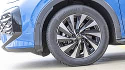 Detailaufnahme des Vorderrads eines VW T-Roc eTSI mit Continental WinterContact Reifen.