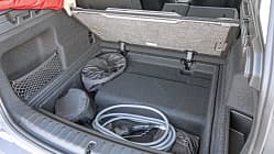 BMW X1 xDrive 30e, Kofferraum, Ladekabel, Plug-in-Hybrid, BMW-SUV, Ladezubehör, Unterbodenfach, Kofferraumdetail, Elektromobilität BMW X1 xDrive 30e Kofferraum mit geöffneter Bodenklappe und Ladekabel.