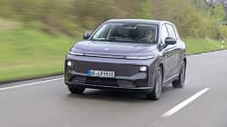 Leapmotor B10 ProMax, Elektroauto, SUV, Straße, Fahrzeug, Frontansicht, Fahrt, E-Mobilität, Automobil, 2024 Leapmotor B10 ProMax auf Landstraße, Frontalansicht, in Fahrt, mit Fahrer am Steuer.