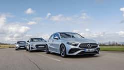 Drei Kompaktklasse-Fahrzeuge (Mercedes A200, Audi A3 TFSI 110 kW, BMW 120) fahren nebeneinander auf einer Landebahn beim Vergleichstest.