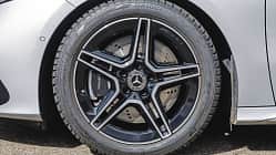Detailaufnahme eines Mercedes Benz A200 AMG-Leichtmetallrads mit Bridgestone-Reifen und gelochter Bremsscheibe.