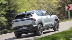 Suzuki e-Vitara eAxle, Suzuki e-Vitara, Elektro-SUV, SUV, Suzuki, eAxle, 2024, Elektroauto, Straßenfahrt, Automobil Suzuki e-Vitara eAxle, silberner Elektro-SUV, fährt auf Landstraße, Rückansicht, Frühjahr 2024.