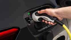 CUPRA Born VZ, Elektroauto, Ladevorgang, Mennekes, Ladekabel, E-Mobilität, Timanfaya, Ladeanschluss, Detailaufnahme, Stromanschluss Detailaufnahme des Ladevorgangs eines CUPRA Born VZ mit Mennekes-Ladekabel an der Ladebuchse.