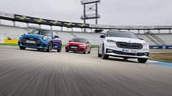 Drei Kompaktfahrzeuge – Skoda Fabia 130, MINI Cooper S und Audi A1 – fahren nebeneinander auf der Rennstrecke Hockenheim.
