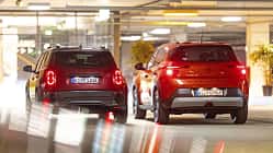 Zwei Elektro-SUVs, Opel Frontera Electric und Renault 4 E-Tech 150, von hinten in einer Tiefgarage.