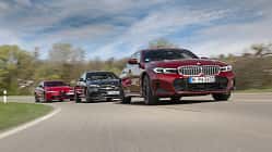 Drei Limousinen-Modelle Alfa Romeo Giulia 2.2, BMW 320d und Mercedes C 220d fahren auf einer Landstraße.