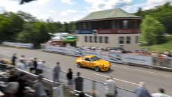 06/2026, Solitude, Revival, historischer Motorsport Solitude Revival 2024 Porsche 911 mit Zuschauern vor Start-Ziel-Turm