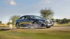 Mercedes S580, S-Klasse, Oberklasse-Limousine, Mercedes-Benz, Straße, Limousine, Fahrdynamik, 2024, Automobil, Fahrzeug Mercedes S580 Limousine fährt auf einer Landstraße, dynamische Seitenansicht, sommerliche Landschaft.