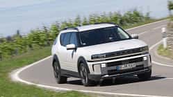 Hyundai Nexo Fuel Cell, Hyundai SUV, Brennstoffzellenfahrzeug, Wasserstoffauto, Straßenfahrt, SUV, alternative Antriebe, 2024, Automobil, Fahrbericht Hyundai Nexo Fuel Cell SUV fährt auf einer kurvigen Landstraße bei Tageslicht.