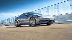 Denza 03, Sportwagen, Elektroauto, Coupé, Teststrecke, Automobil, Fahrdynamik, Straßenfahrzeug, Automobilbau, 2024 Sportwagen Denza 03 in Fahrt auf einer abgesperrten Teststrecke, aufgenommen bei Tageslicht aus niedriger Perspektive.