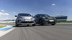 Cupra Raval, Alpine A290GTS, Elektroauto, Kompaktsportler, Hockenheim, Rennstrecke, Vergleichstest, Gruppenfoto, Automobil, Sportwagen Zwei Elektrofahrzeuge, Cupra Raval und Alpine A290GTS, fahren nebeneinander auf der Rennstrecke Hockenheim.