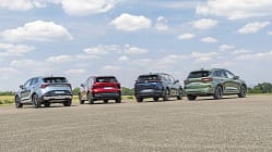 Mazda CX-5, Citroen C5 Aircross Hybrid, Ford Kuga, Kia Sportage, Kompakt-SUV, Vergleichstest, SUV-Heckansicht, 2024, Hybridantrieb, EcoBoost Vier Kompakt-SUVs (Mazda CX-5, Citroen C5 Aircross Hybrid, Ford Kuga, Kia Sportage) nebeneinander auf freier Asphaltfläche, Heckansicht.