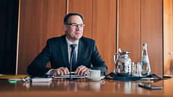 Jörg Rheinländer 
ist seit 2017 Vorstandsmitglied der HUK-Coburg. Der Diplom-Physiker und promovierte Mathematiker verantwortet die Bereiche Kraftfahrtversicherung, Aktuariat Komposit sowie Haftpflicht-, Unfall- und Sachversicherung.