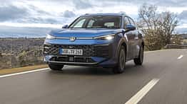 VW T-Roc eTSI, Volkswagen, Kompakt-SUV, Mildhybrid, 2024, Straßenfahrt, Frontansicht, Automobil, Fahrzeug, R-Line VW T-Roc eTSI auf Landstraße, Frontansicht, fahrend, blauer Kompakt-SUV, Modelljahr 2024.
