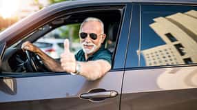 Senior im Auto
