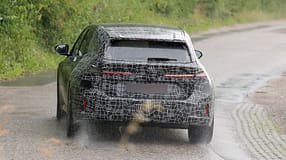 Der Erlkönig BMW i3 Touring trägt noch am Heck und an der Front die auffällige schwarz-weiße Tarnung
