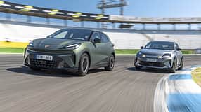 Zwei Elektro-Kompaktsportwagen, Cupra Raval und Alpine A290GTS, fahren auf dem Hockenheimring.