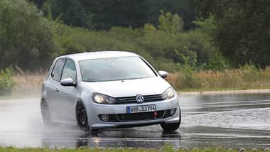 VW Golf, Nässe, Kurvenfahrt