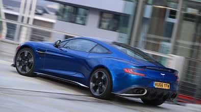 Aston Martin V12 Vanquish S, Heckansicht