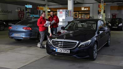 Mercedes C 350 e, VW Passat GTE, Tankstelle