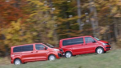 VW Multivan 2.0 TDI, Peugeot Traveller HDi 150 L2, Seitenansicht