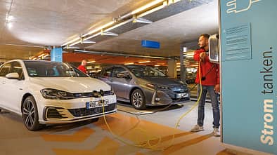 Toyota Prius Plug-in Hybrid, VW Golf GTE Front