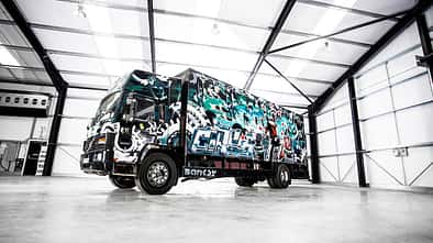 09/2019, Volvo FL 6 von 1988 mit Banksy-Graffito