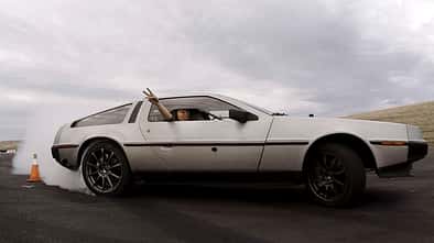 Elektrischer DeLorean driftet autonom